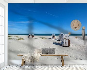 5 weiß-braune Strandkörbe am Strand in Prerow