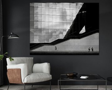 Moderne architectuur met hardloper in zwart en wit van Marcella van Tol