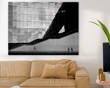 Moderne Architektur mit Läufer in Schwarz und Weiß von Marcella van Tol