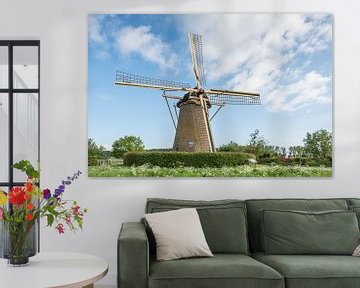 Niederländische Windmühle vor blauem Himmel