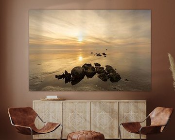 Gelassener Sonnenuntergang, der sich in den Steinen des Wattenmeeres spiegelt von KB Design & Photography (Karen Brouwer)