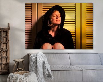 Porträt einer dreißigjährigen attraktiven Frau in einem Schlafzimmer mit