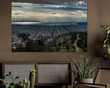 Blick über die Skyline von Athen auf das Meer von Werner Lerooy