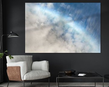 Zomerse wolken met boog van licht in blauw van Lisette Rijkers