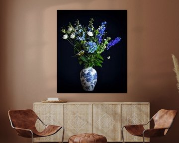 Bloemen stilleven "Hollands blauw met vogeltje" van Marjolein van Middelkoop