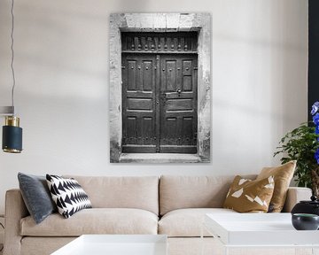 Zwart wit vintage houten deur in Portugal art print - straatfotografie en reisfotografie van Christa Stroo fotografie