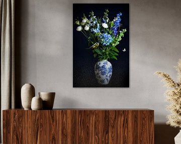 Stilleven bloemen in een Delfts blauwe vaas met pimpelmees
