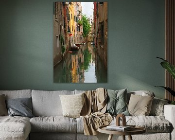 Steeg met gracht in Venetië, Italië van Michel van Kooten
