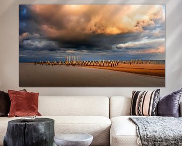 Stormachtige wolken boven het strand van Rob Baken