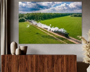 Stoomtrein met rook van de locomotief rijdt door het landschap van Sjoerd van der Wal Fotografie