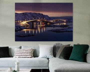 Die Fredvang-Brücken in Norwegen auf den Lofoten zur blauen Stunde