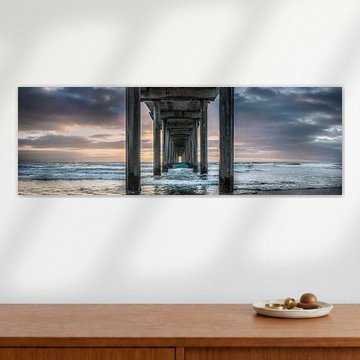 Brücke am Meer im Sonnenuntergang