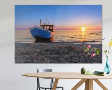 Blauwe houten boot op het strand van de Oostzee van Tilo Grellmann