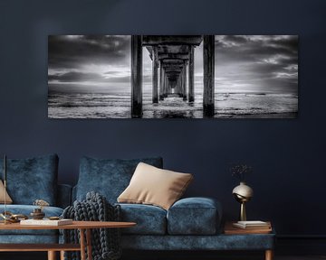 Brücke am Meer in schwarz weiss. von Voss Fine Art Fotografie