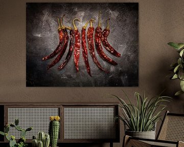 Gedroogde chilipepers op een donkere achtergrond van Andreas Berheide Photography