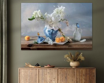 Delfts Blauw, witte bloemen en abrikozen ‘ van Willy Sengers