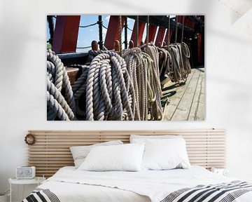 Mast und Seile an Deck eines nachgebauten VOC-Segelschiffs