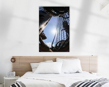 Mast en touwen van oud houten VOC zeilschip tegen zonlicht van Fotografiecor .nl