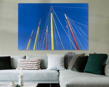 Masten en kabels van zeilschepen tegen achtergrond van blauwe lucht van Marc Venema