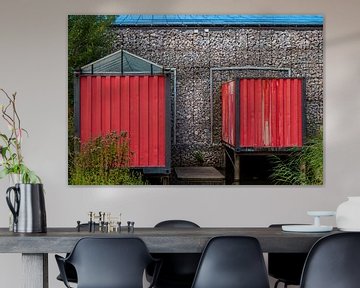 Conteneur rouge contre un mur de pierre image abstraite moderne