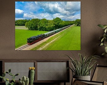 Dampfzug mit Rauch aus der Lokomotive bei der Fahrt durch die Stadt von Sjoerd van der Wal Fotografie