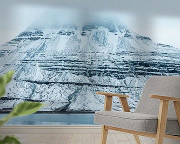 Verschneiter Berg am Meer von Maarten Borsje