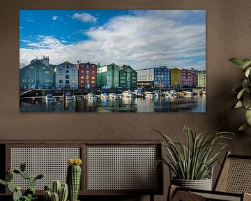 Gekleurde pakhuizen in Trondheim, Noorwegen van Rietje Bulthuis