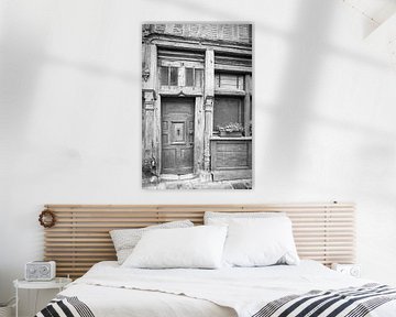 Schwarz-weiße Vintage-Fassade in der Schlossstadt Chinon, Frankreich
