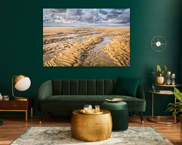 Strand landschap met zand patroon en wolkenlucht van Lisette Rijkers