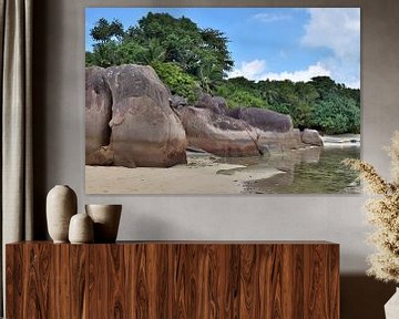 Ein Strand mit Felsen auf den Seychellen von MPfoto71