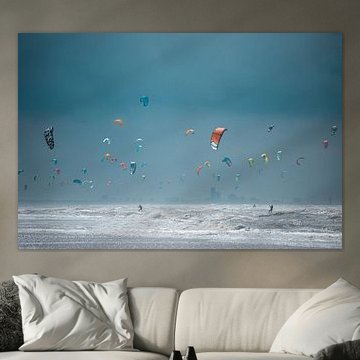 Kite surfers avec Scheveningen en arrière-plan