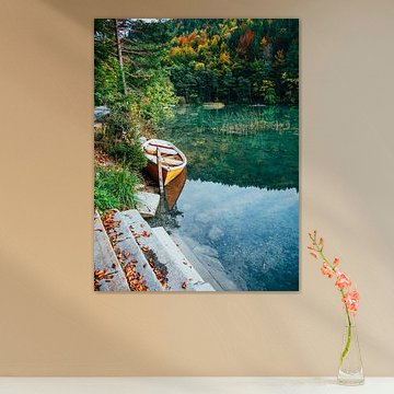 Meer met boot in herfst