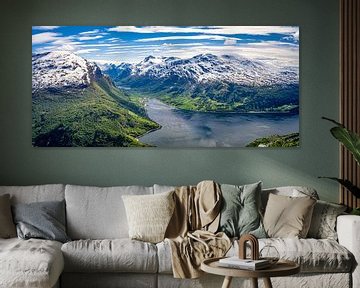 Uitzicht op het fjord, Noorwegen van Rietje Bulthuis