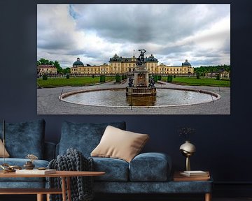 Schloss und Brunnen im Park von Drottningholm