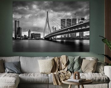 Skyline met Erasmusbrug van Rotterdam in Zwart Wit van Dick Portegies