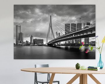 Skyline met Erasmusbrug van Rotterdam in Zwart Wit van Dick Portegies