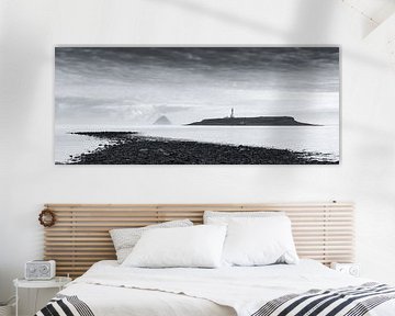 Island Serenade : paysage marin dramatique du phare de Pladda avec Ailsa Graig en arrière-plan sur Henno Drop
