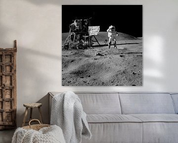 Astronaut van de Apollo 16 en de vlag van de Verenigde Staten op de maan. van Dina Dankers