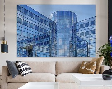 Kantoorgebouw met weerspiegeling in blauwe ramen van Rini Braber