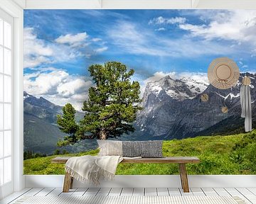 Boom met uitzicht op de Alpen van Gig-Pic by Sander van den Berg