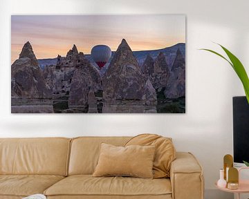 Montgolfière pendant le lever du soleil en Cappadoce, Turquie sur Jessica Lokker