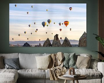 Heißluftballons bei Sonnenaufgang in Kappadokien, Türkei