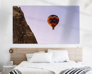 Luchtballon tijdens zonsopkomst in Cappadocië, Turkije