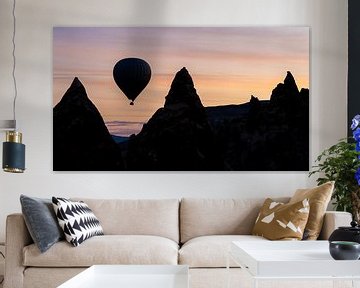 Luchtballon tijdens zonsopkomst in Cappadocië, Turkije