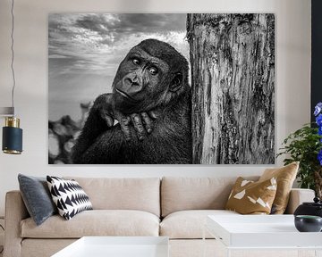 Portret  van een gorilla  leunend tegen een boomstam van Chihong