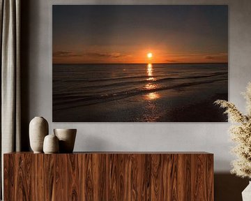 Op het strand van Blåvand bij zonsondergang aan zee van Martin Köbsch