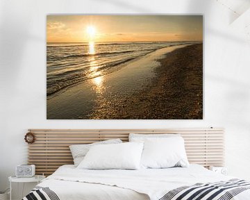 Sur la plage de Blåvand au coucher du soleil sur la mer sur Martin Köbsch