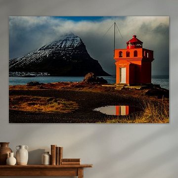 Orangefarbener Leuchtturm in Island