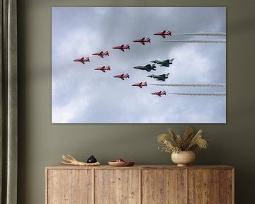 Red Arrows, 2 Eurofighter Typhoon's en een F-35B.