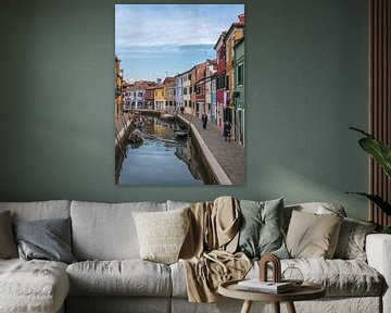 Straßenszene in Burano, Venedig (vertikal)